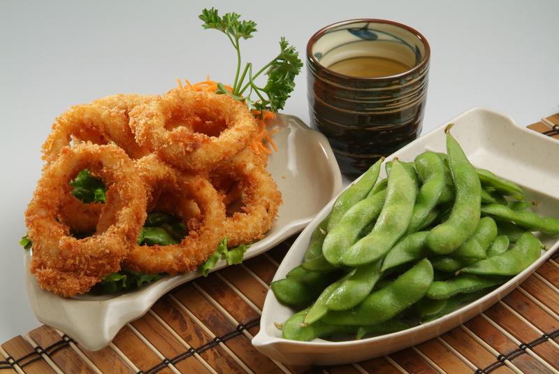Deep-fried squid rings on a bed of lettuce garnished with parsley