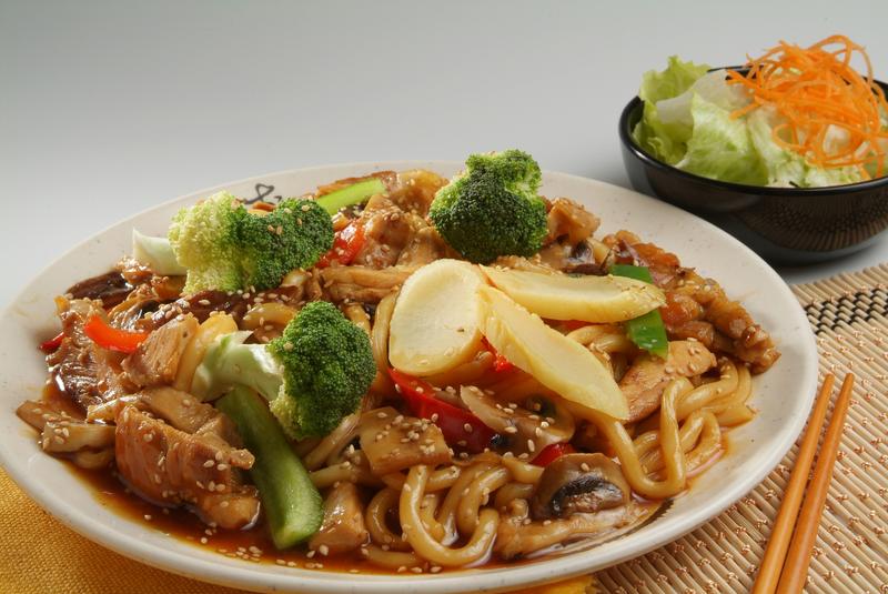 Noodles with brocolli, chicken, & pepper